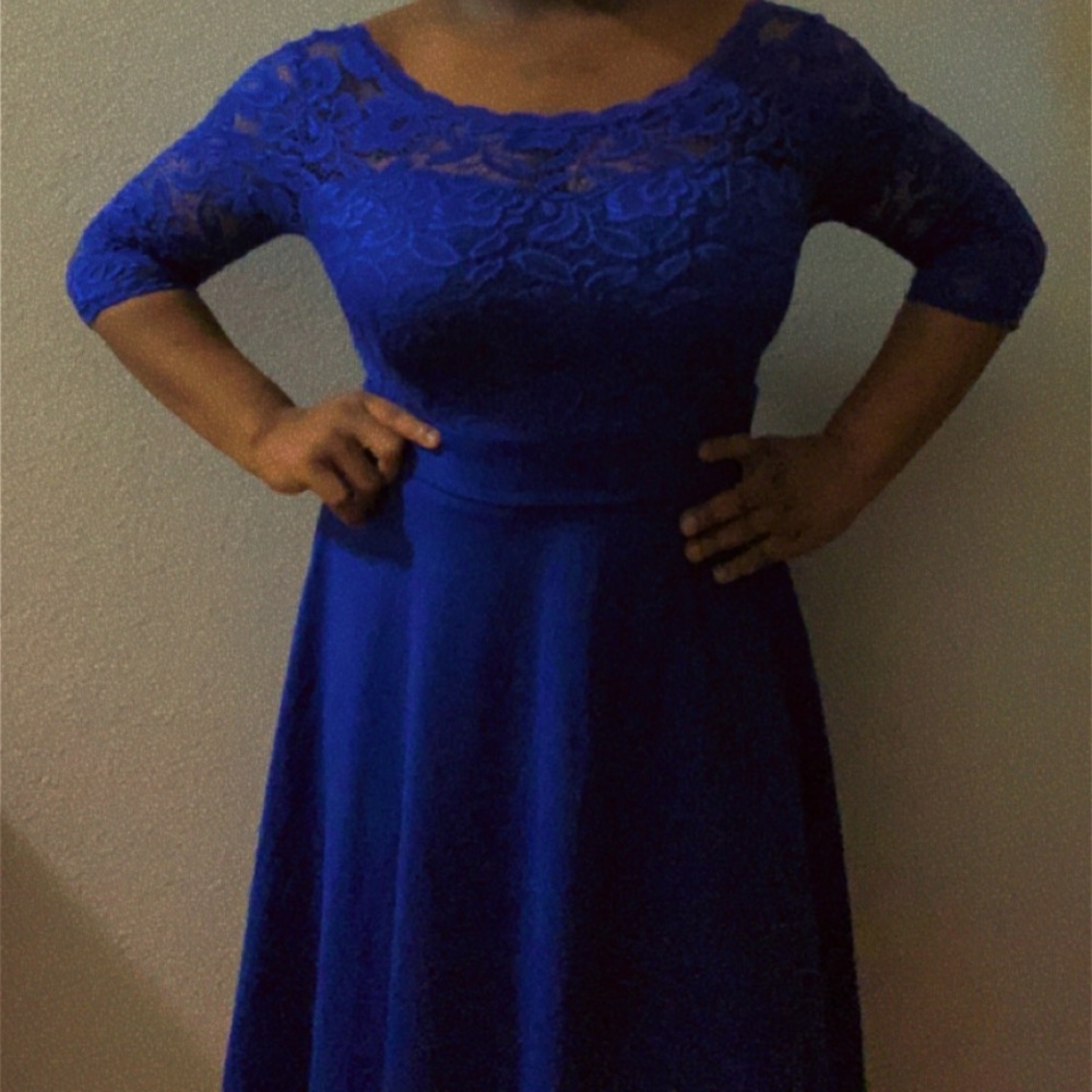 It’s a dark blue dress. Long sleeves. Cute. casual. Shows some part of the back.